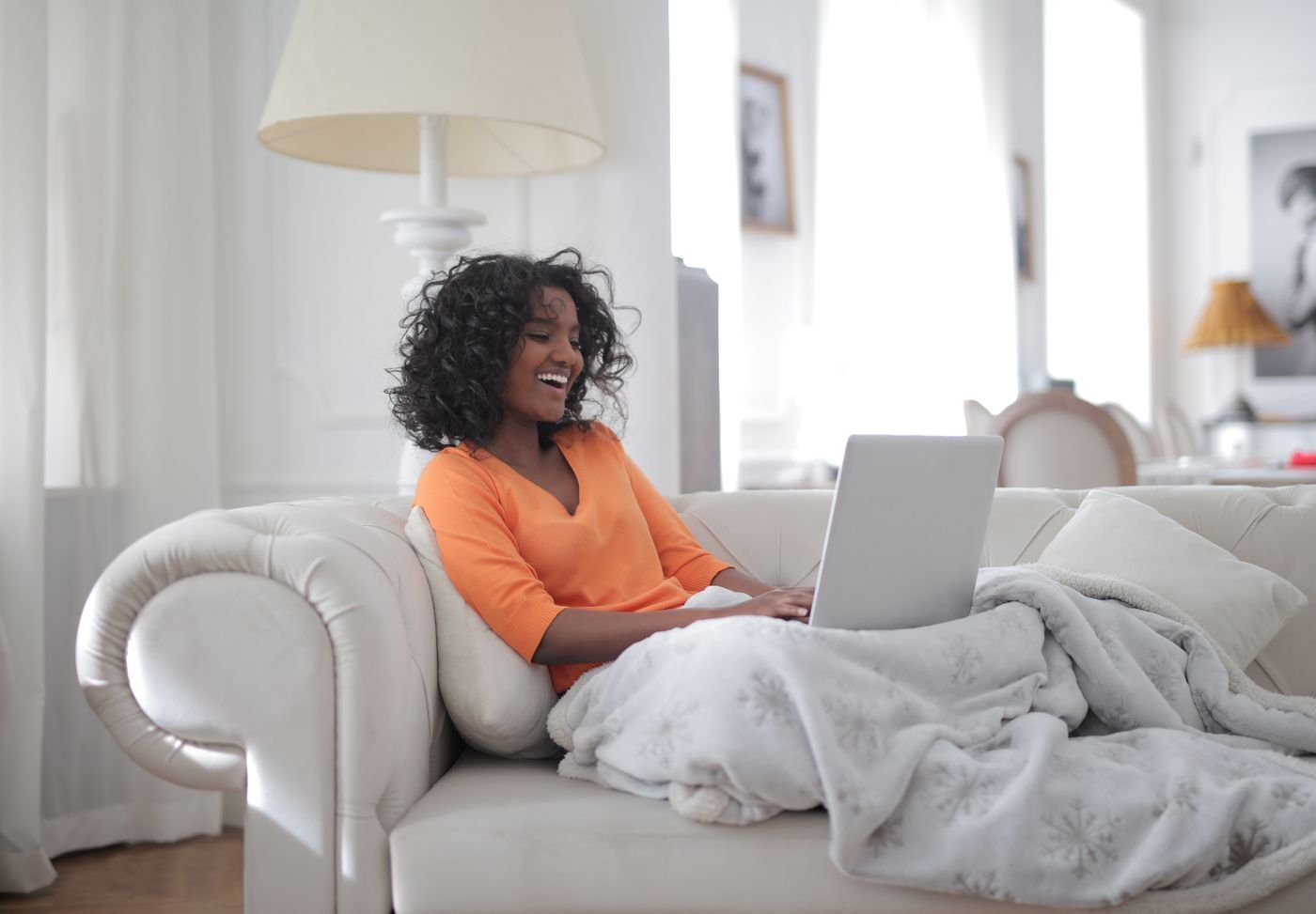 Mujer disfrutando su conexión desde la sala de su hogar