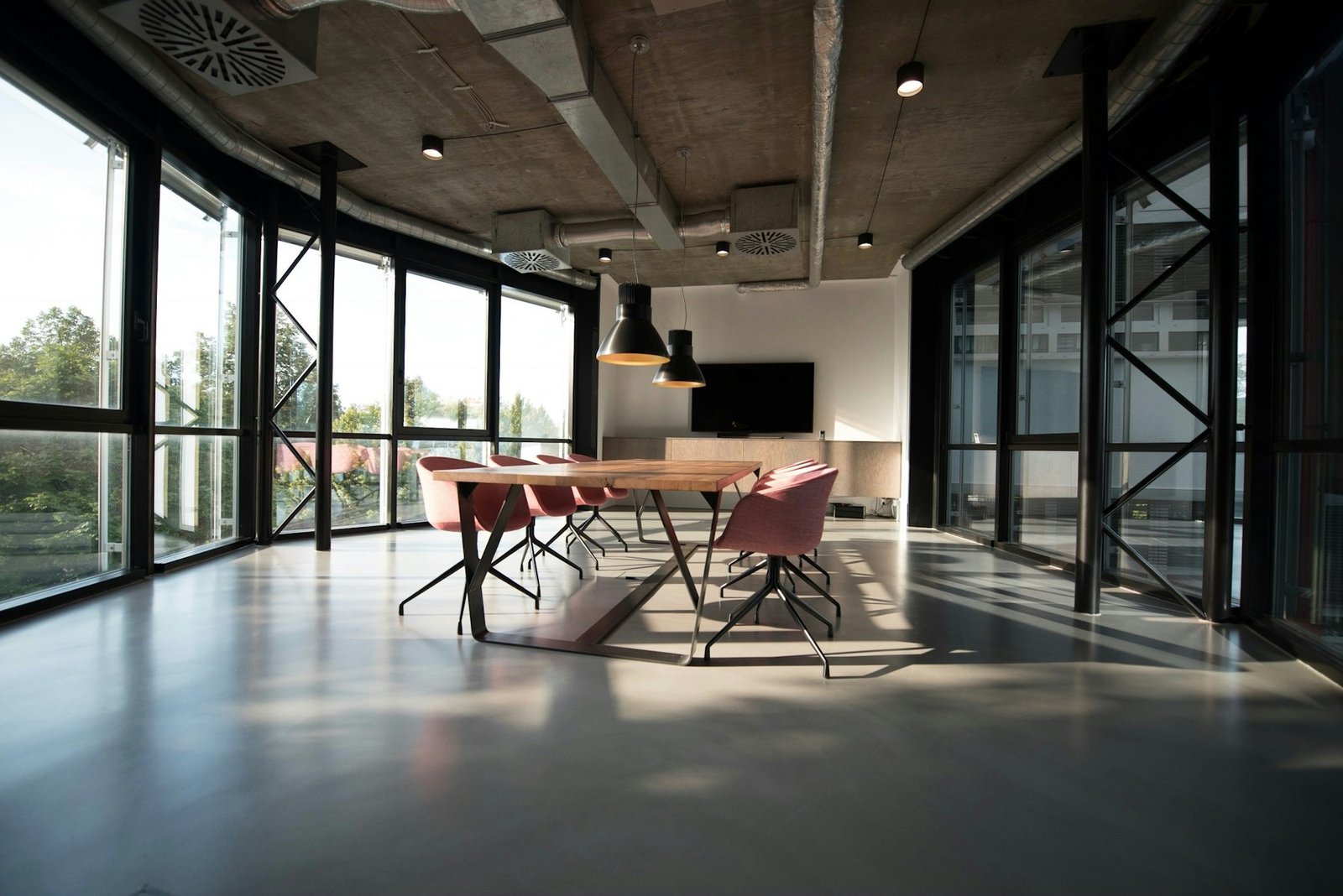 Espacio de trabajo contemporáneo con una mesa de reuniones